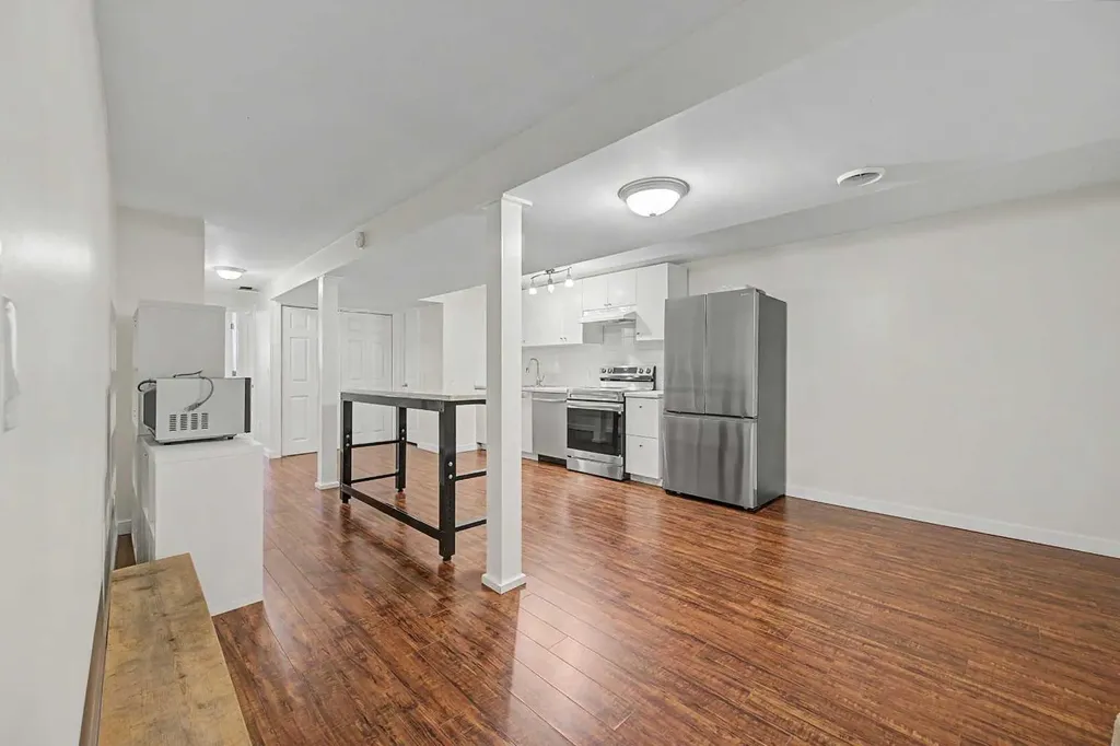 6322 37 Street SW Calgary AB T3E 5M8