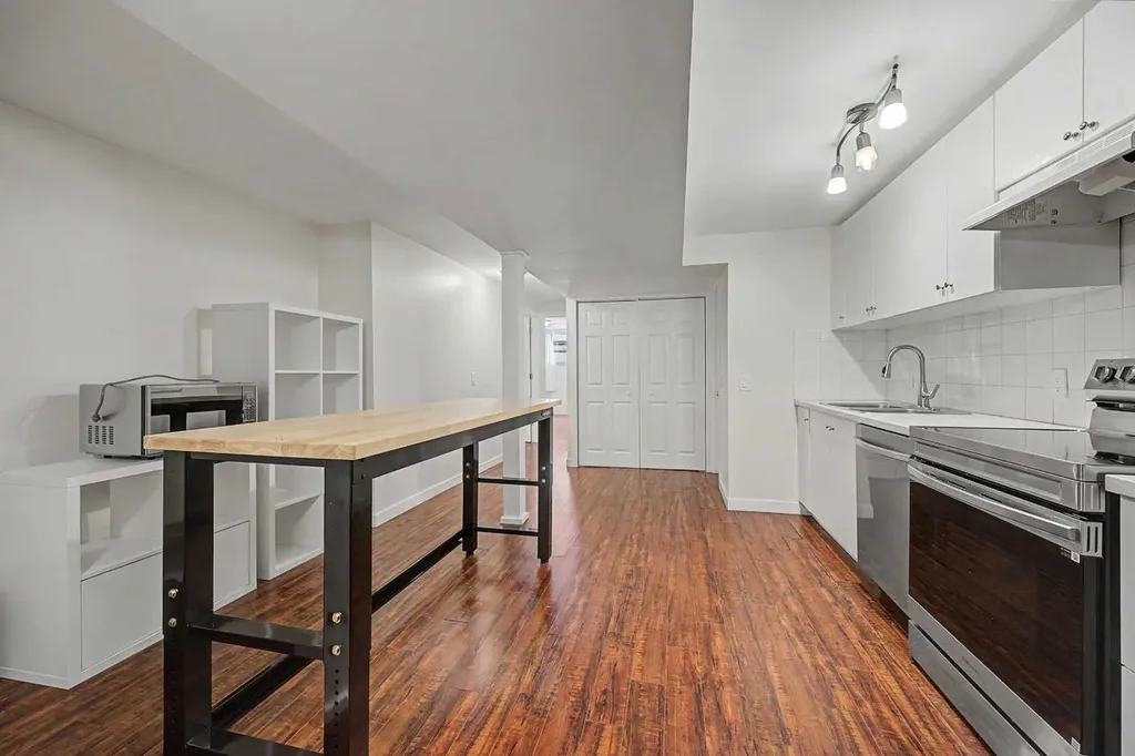 6322 37 Street SW Calgary AB T3E 5M8