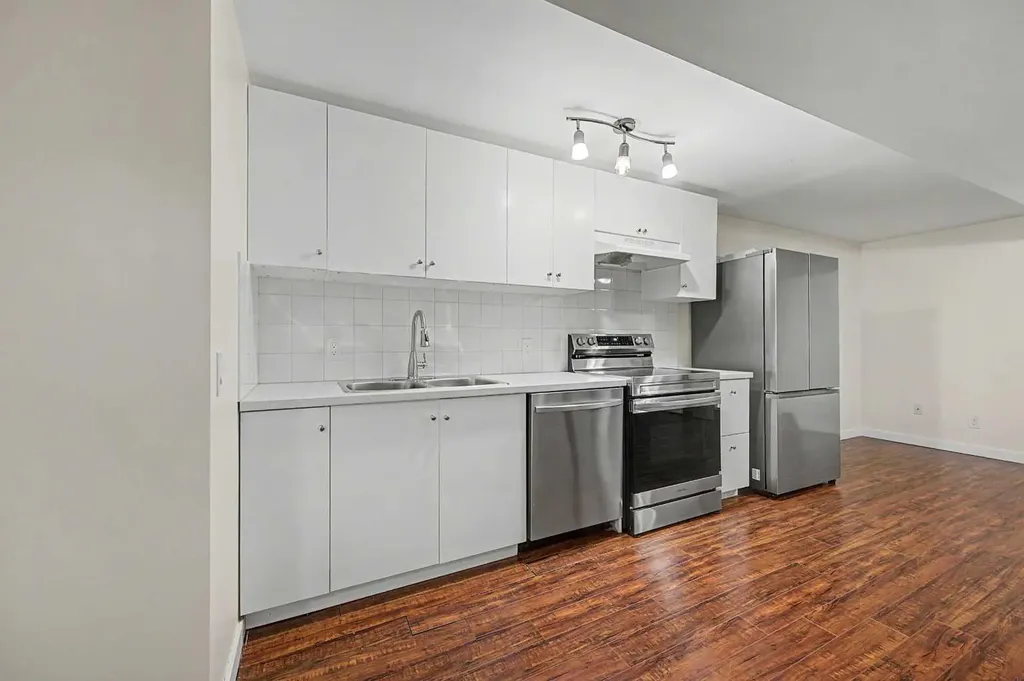 6322 37 Street SW Calgary AB T3E 5M8