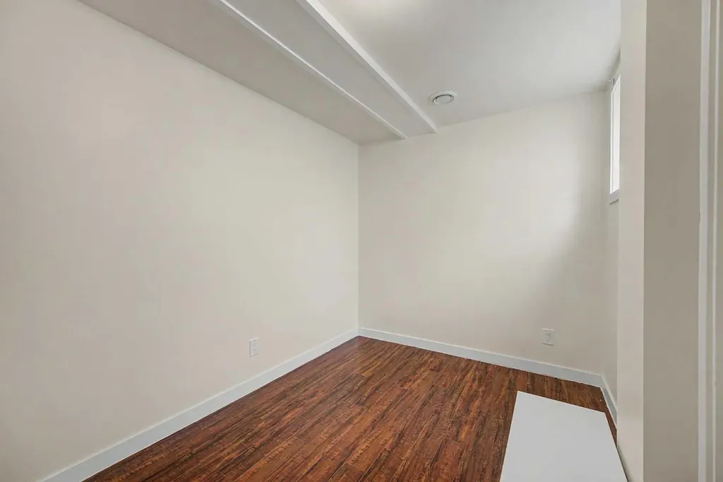 6322 37 Street SW Calgary AB T3E 5M8