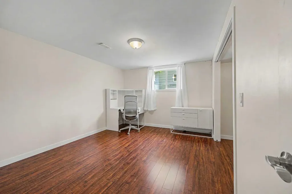 6322 37 Street SW Calgary AB T3E 5M8