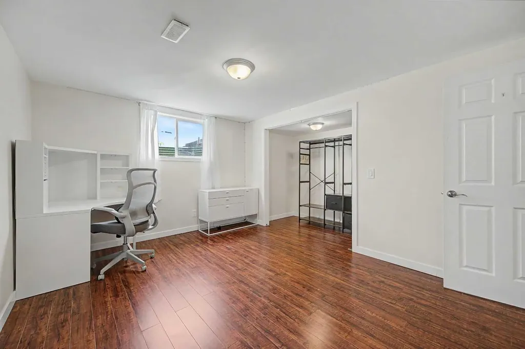 6322 37 Street SW Calgary AB T3E 5M8