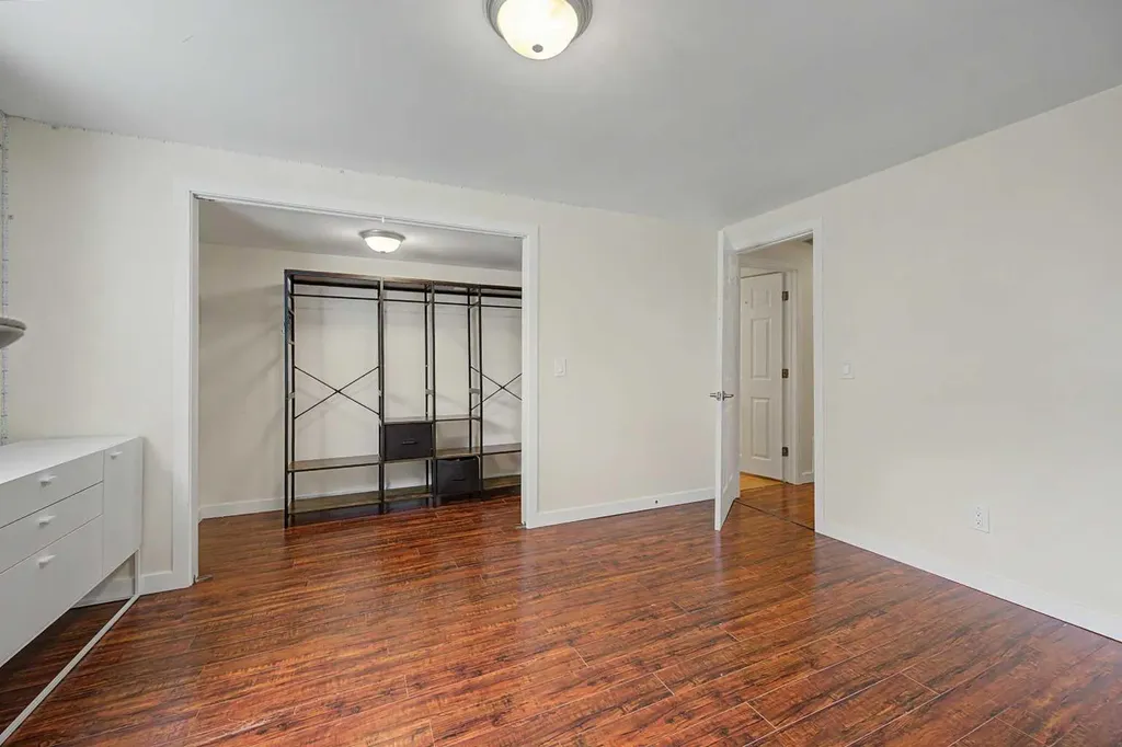 6322 37 Street SW Calgary AB T3E 5M8