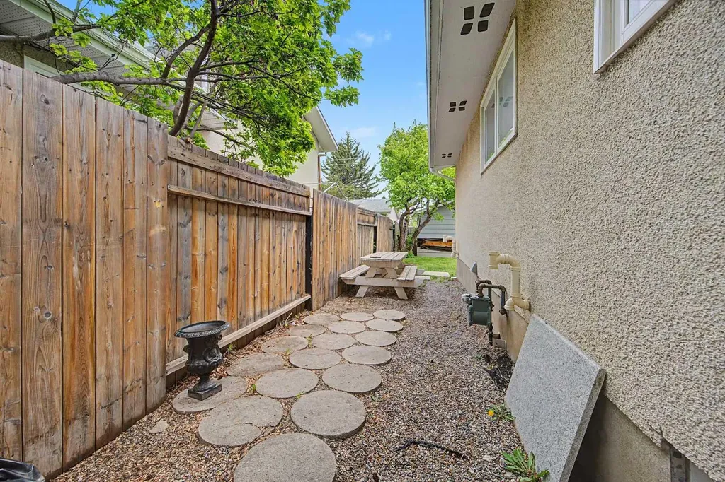 6322 37 Street SW Calgary AB T3E 5M8
