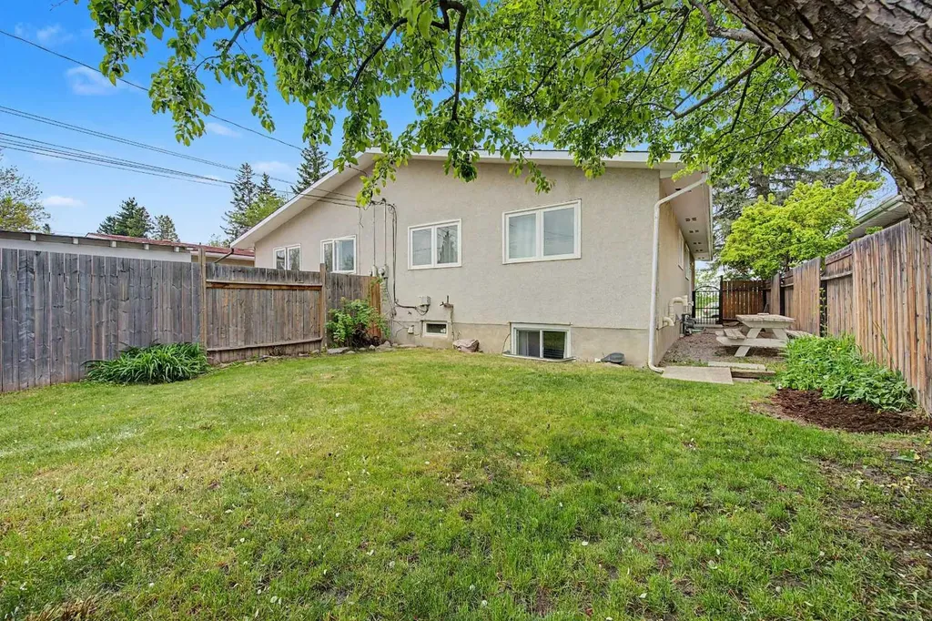 6322 37 Street SW Calgary AB T3E 5M8