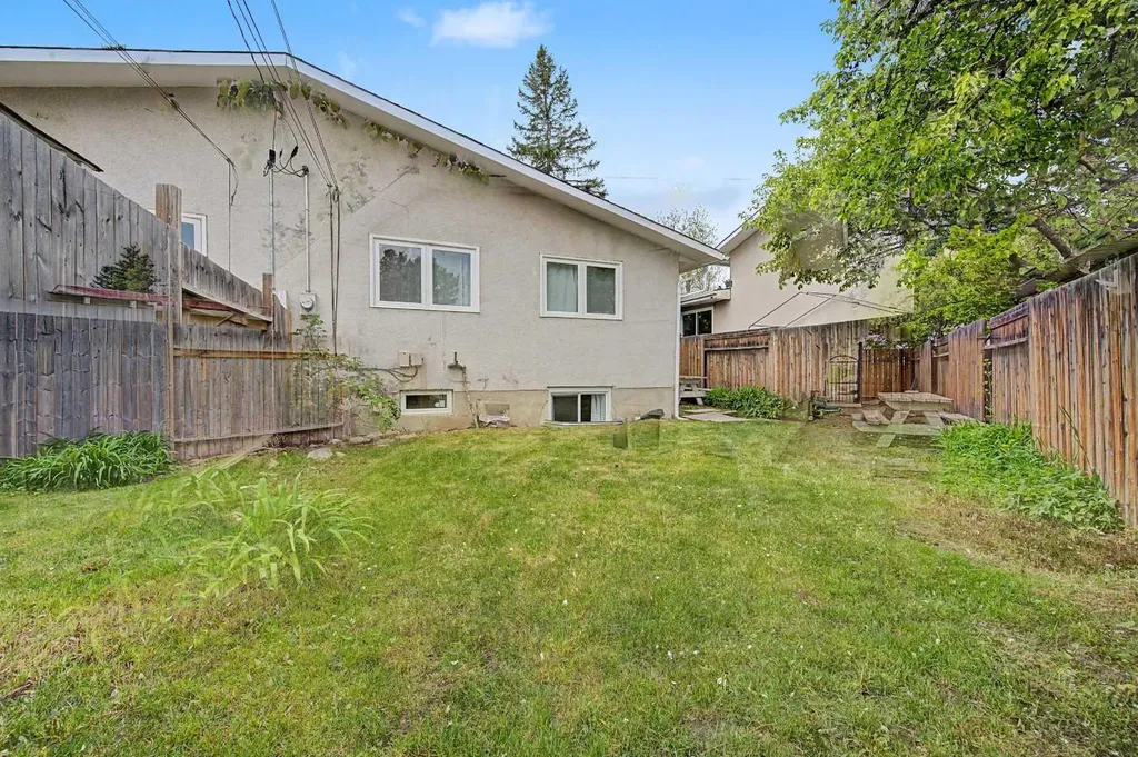 6322 37 Street SW Calgary AB T3E 5M8