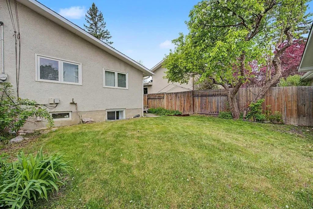 6322 37 Street SW Calgary AB T3E 5M8