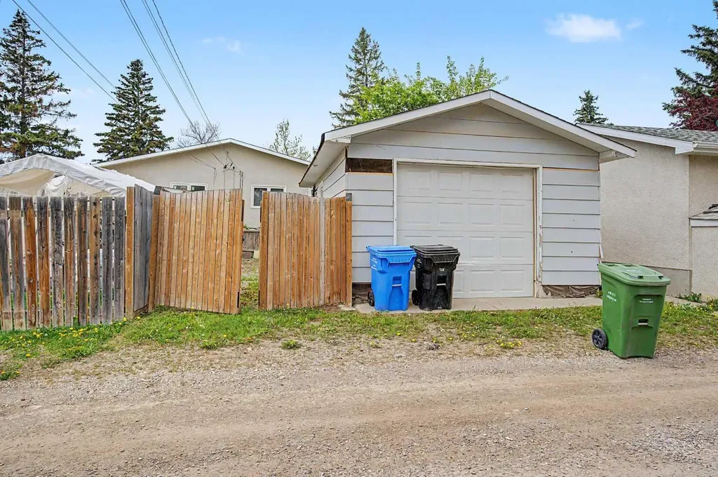 6322 37 Street SW Calgary AB T3E 5M8