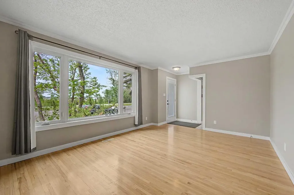 6322 37 Street SW Calgary AB T3E 5M8