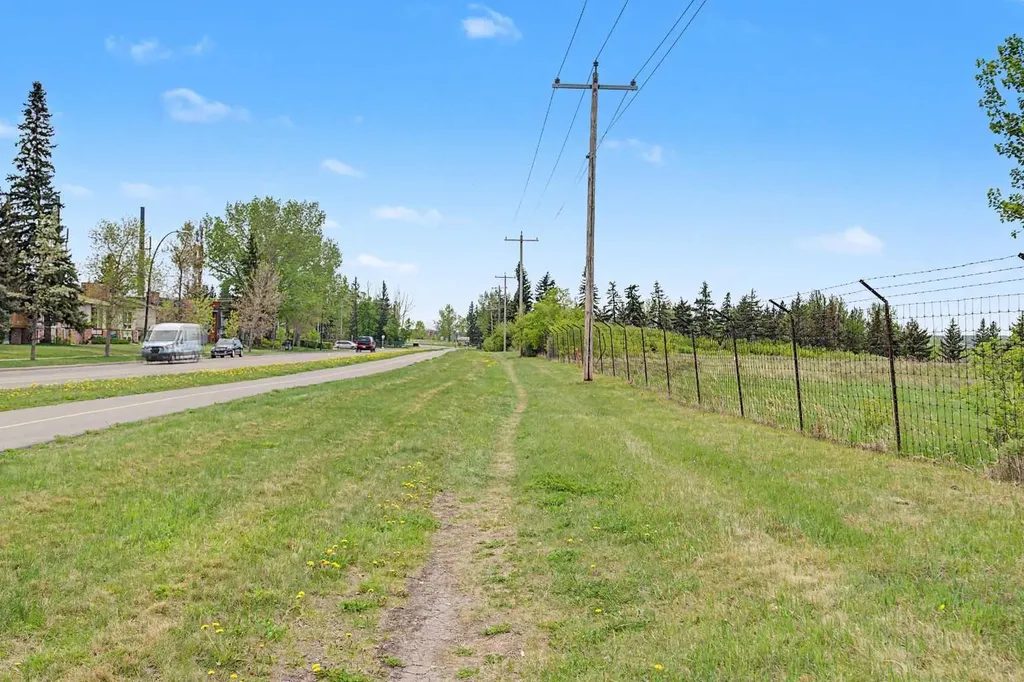 6322 37 Street SW Calgary AB T3E 5M8