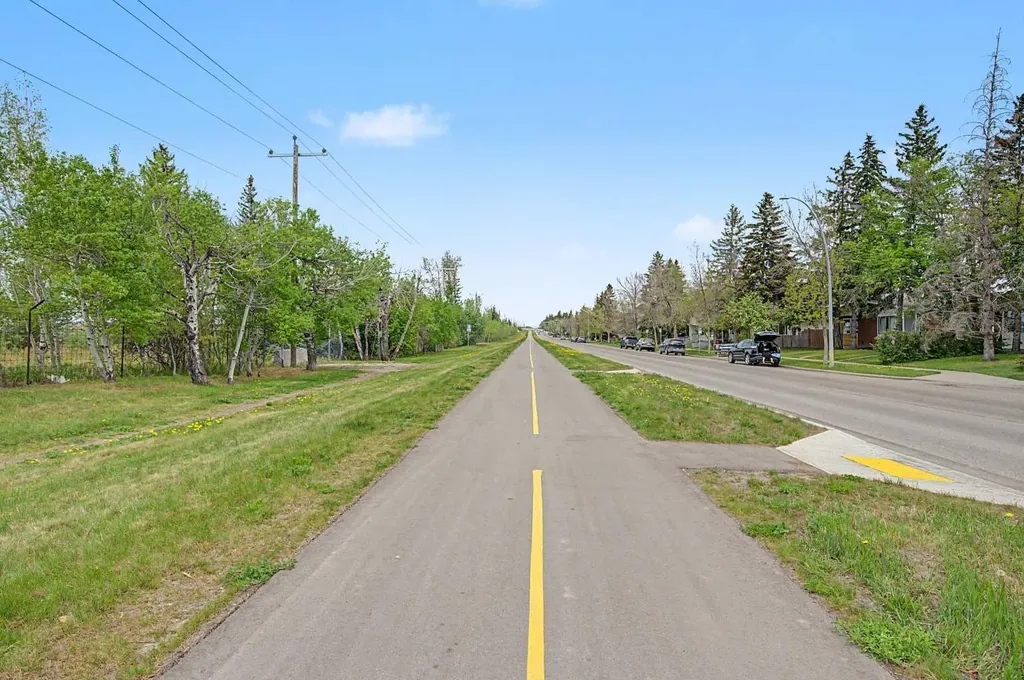 6322 37 Street SW Calgary AB T3E 5M8