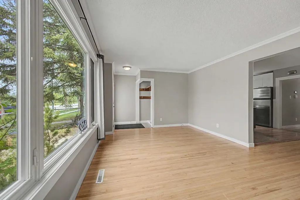 6322 37 Street SW Calgary AB T3E 5M8