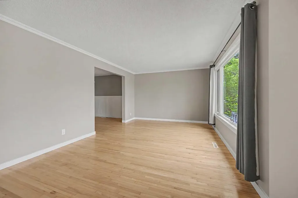 6322 37 Street SW Calgary AB T3E 5M8