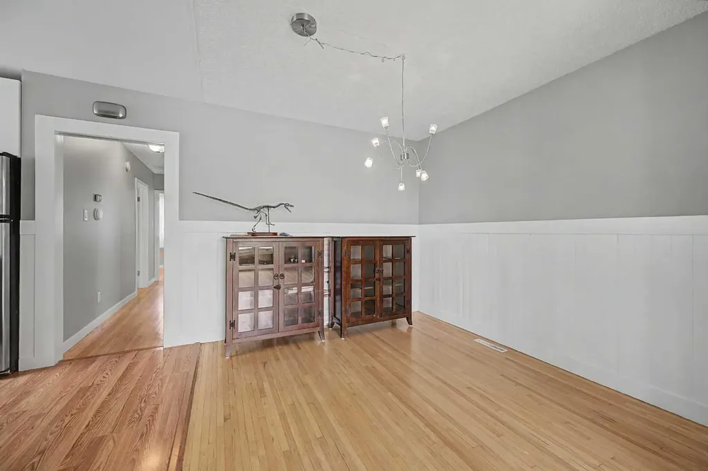 6322 37 Street SW Calgary AB T3E 5M8