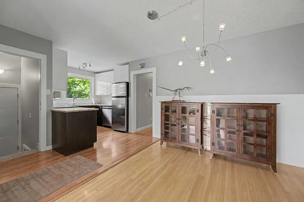 6322 37 Street SW Calgary AB T3E 5M8
