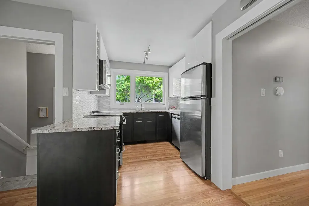 6322 37 Street SW Calgary AB T3E 5M8