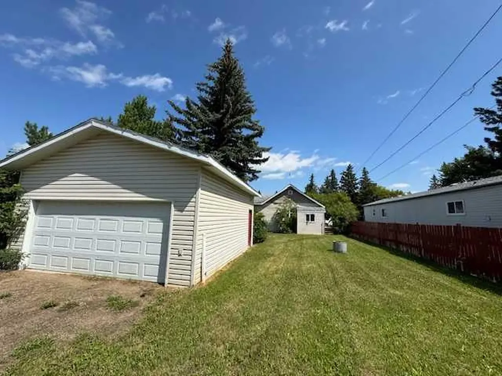208 1 Street W Lashburn SK S0M 1M0
