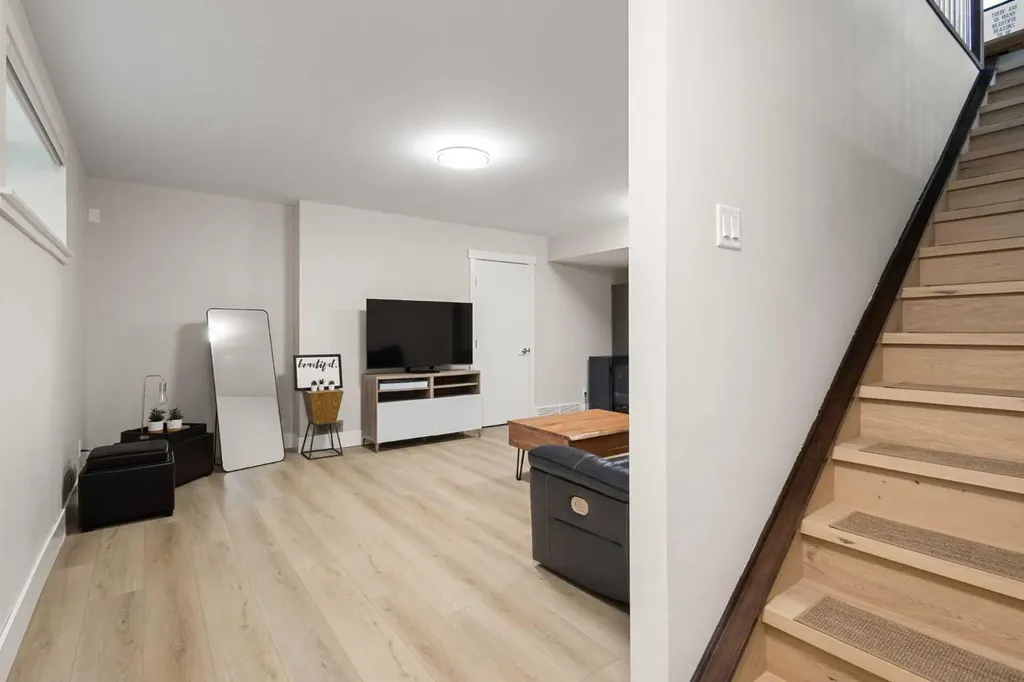 3804 Sarcee Road SW Calgary AB T3E 7W9