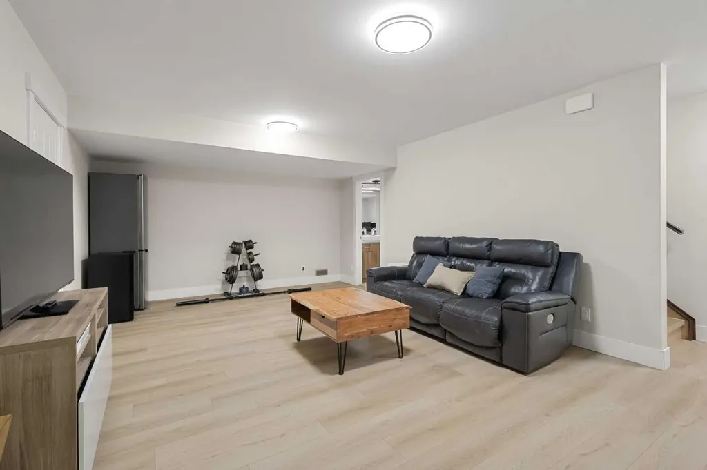 3804 Sarcee Road SW Calgary AB T3E 7W9