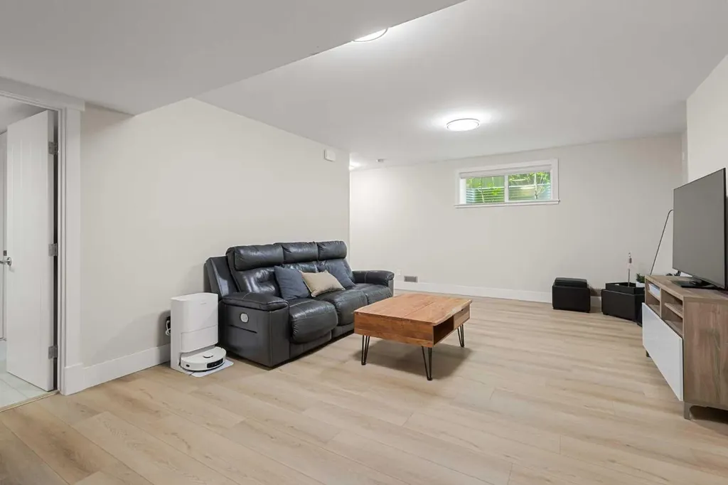 3804 Sarcee Road SW Calgary AB T3E 7W9