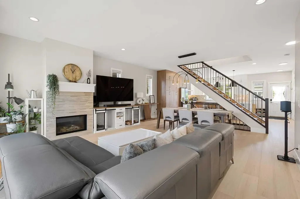 3804 Sarcee Road SW Calgary AB T3E 7W9