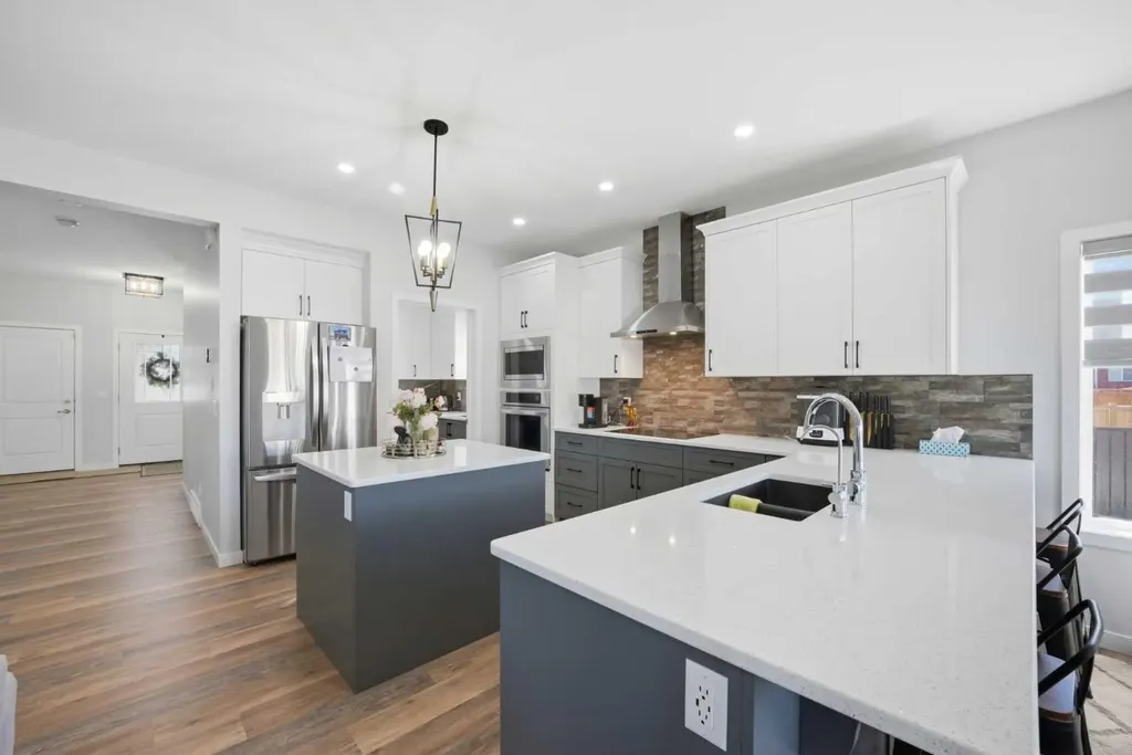 1153 Chinook Gate Bay SW Airdrie AB T4B5J1