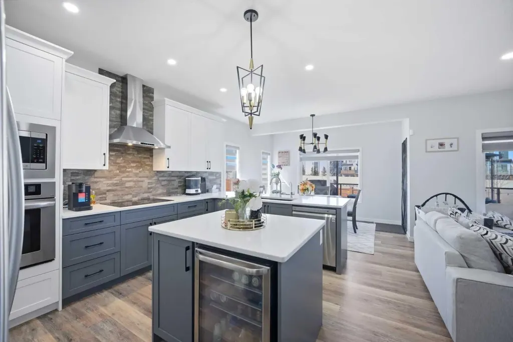 1153 Chinook Gate Bay SW Airdrie AB T4B5J1