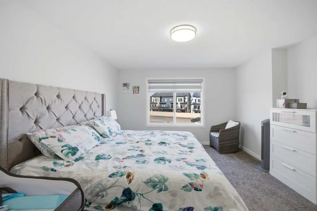 1153 Chinook Gate Bay SW Airdrie AB T4B5J1