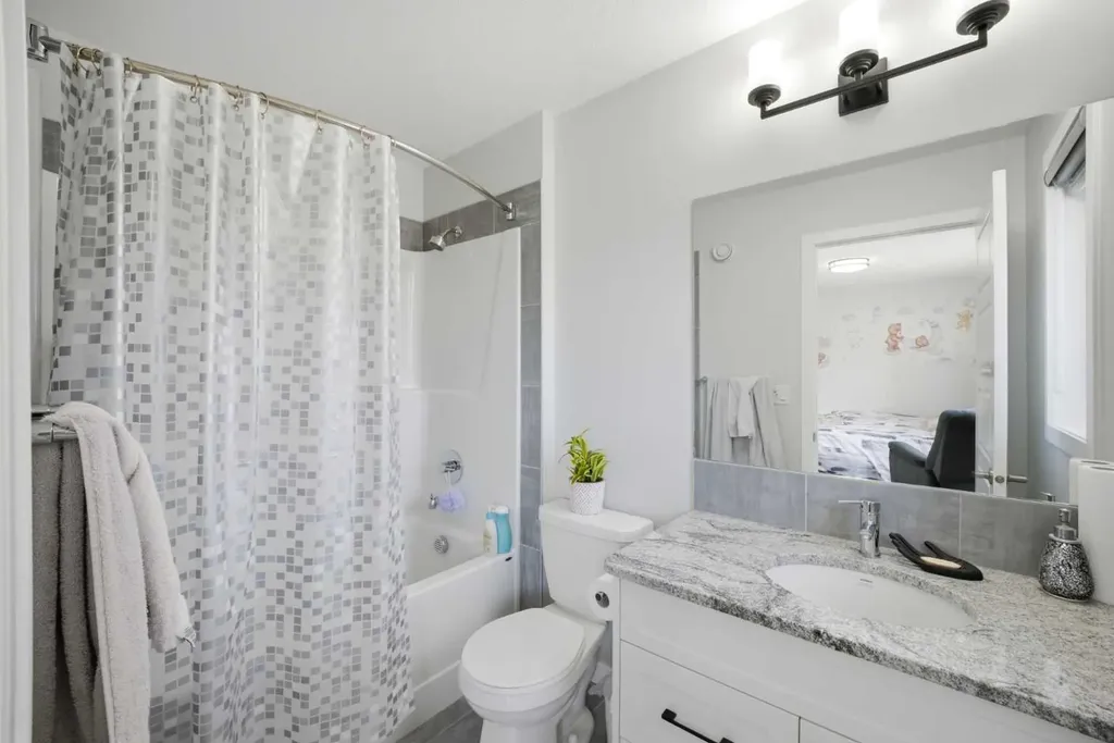 1153 Chinook Gate Bay SW Airdrie AB T4B5J1