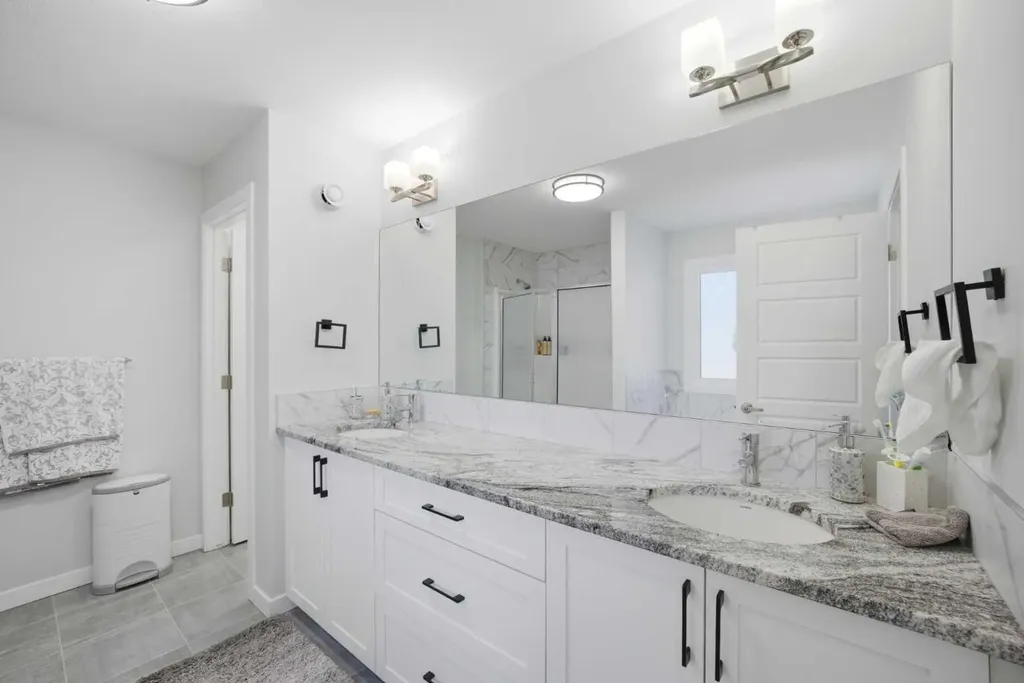 1153 Chinook Gate Bay SW Airdrie AB T4B5J1