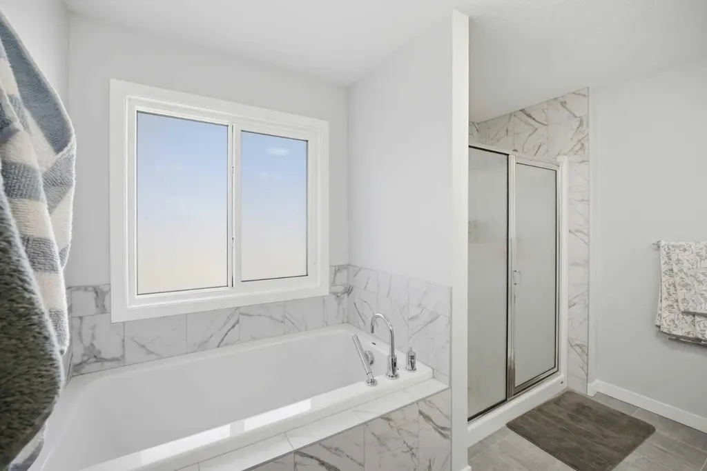 1153 Chinook Gate Bay SW Airdrie AB T4B5J1