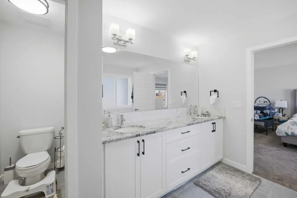 1153 Chinook Gate Bay SW Airdrie AB T4B5J1