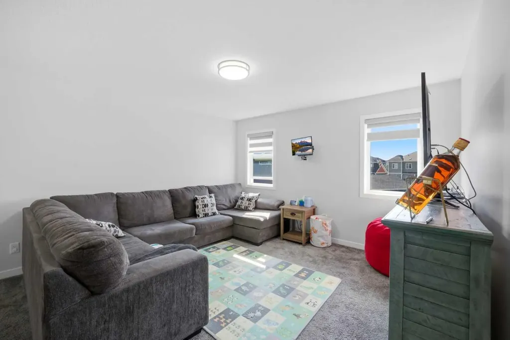 1153 Chinook Gate Bay SW Airdrie AB T4B5J1