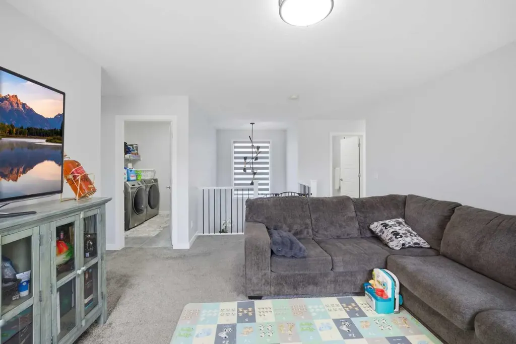 1153 Chinook Gate Bay SW Airdrie AB T4B5J1