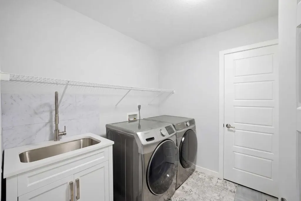 1153 Chinook Gate Bay SW Airdrie AB T4B5J1