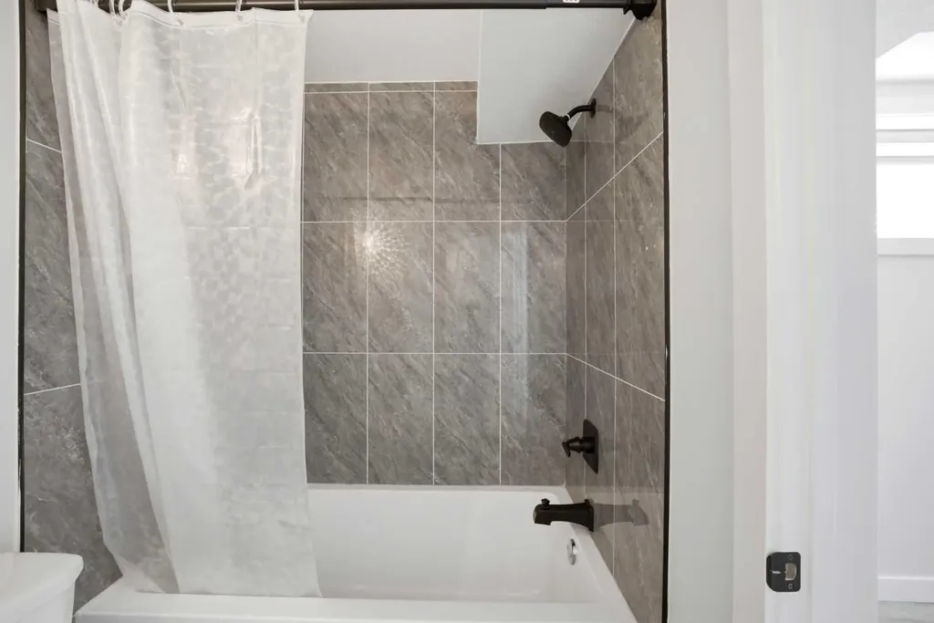 1153 Chinook Gate Bay SW Airdrie AB T4B5J1