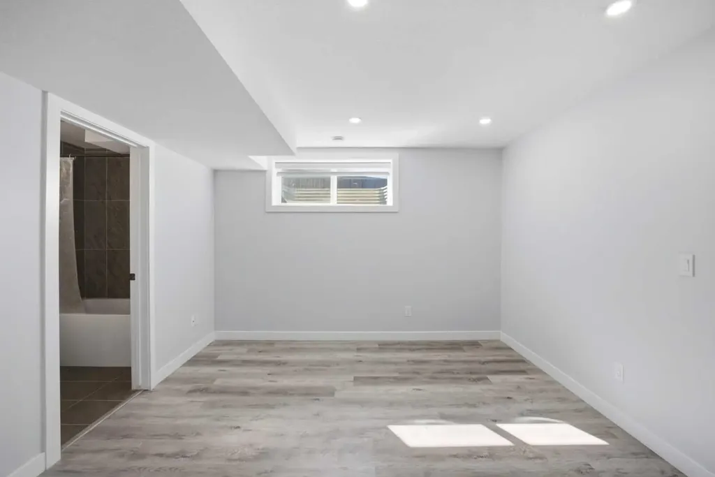 1153 Chinook Gate Bay SW Airdrie AB T4B5J1