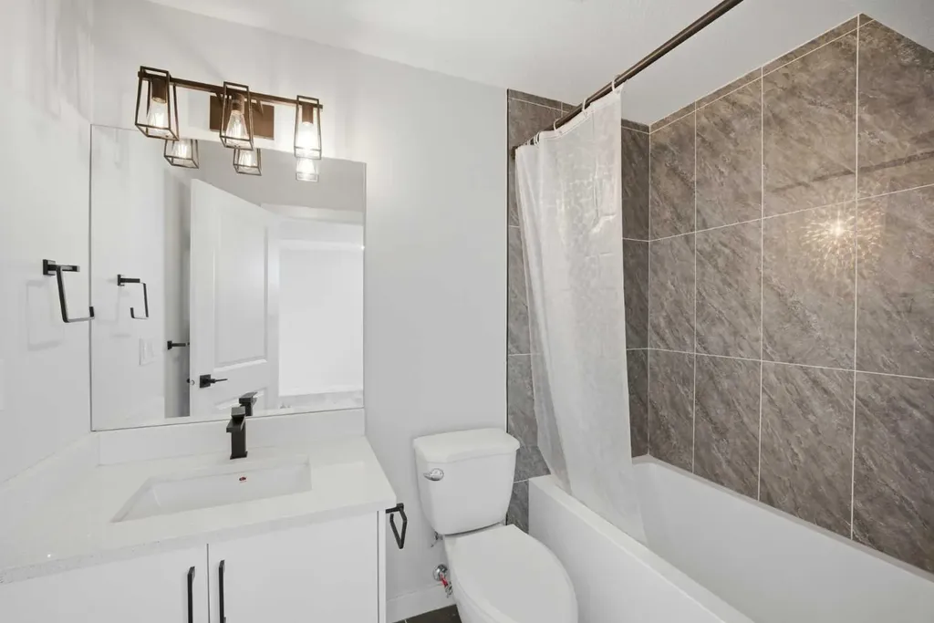 1153 Chinook Gate Bay SW Airdrie AB T4B5J1