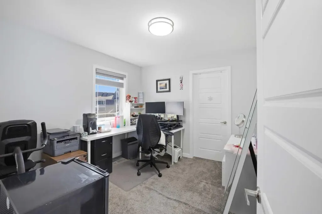 1153 Chinook Gate Bay SW Airdrie AB T4B5J1