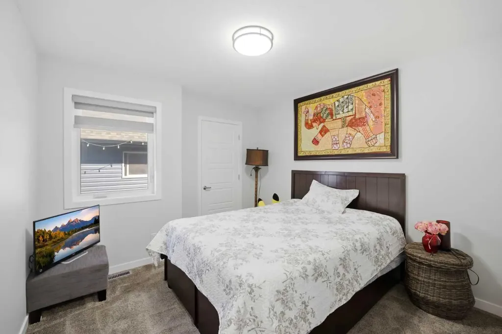 1153 Chinook Gate Bay SW Airdrie AB T4B5J1