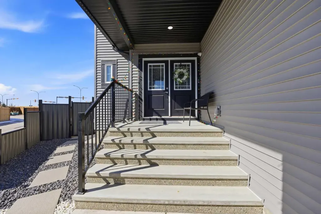 1153 Chinook Gate Bay SW Airdrie AB T4B5J1