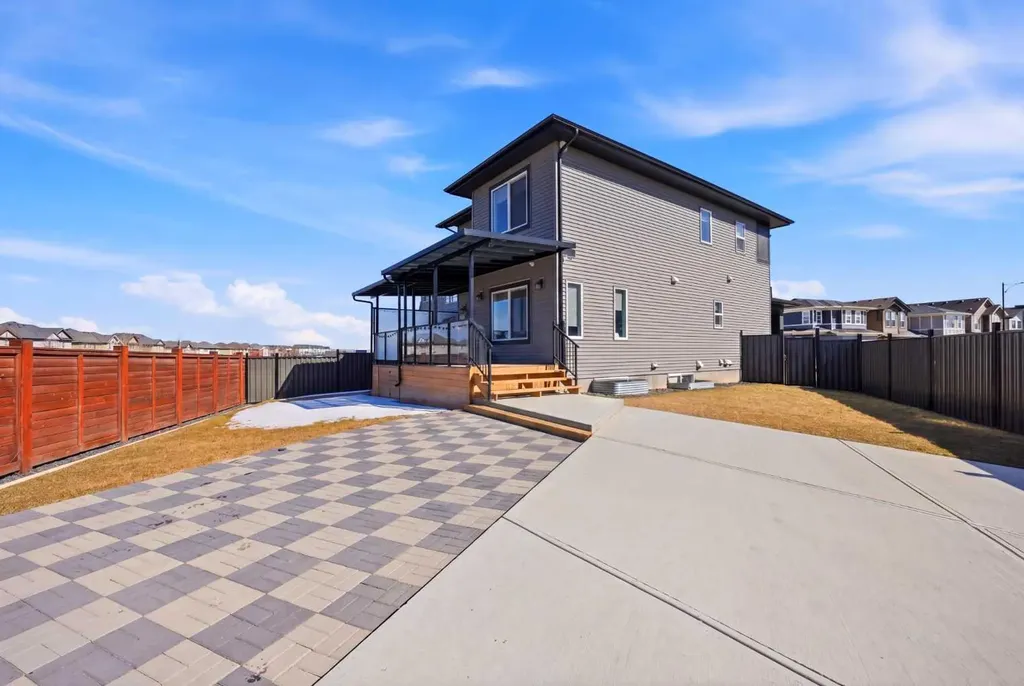 1153 Chinook Gate Bay SW Airdrie AB T4B5J1