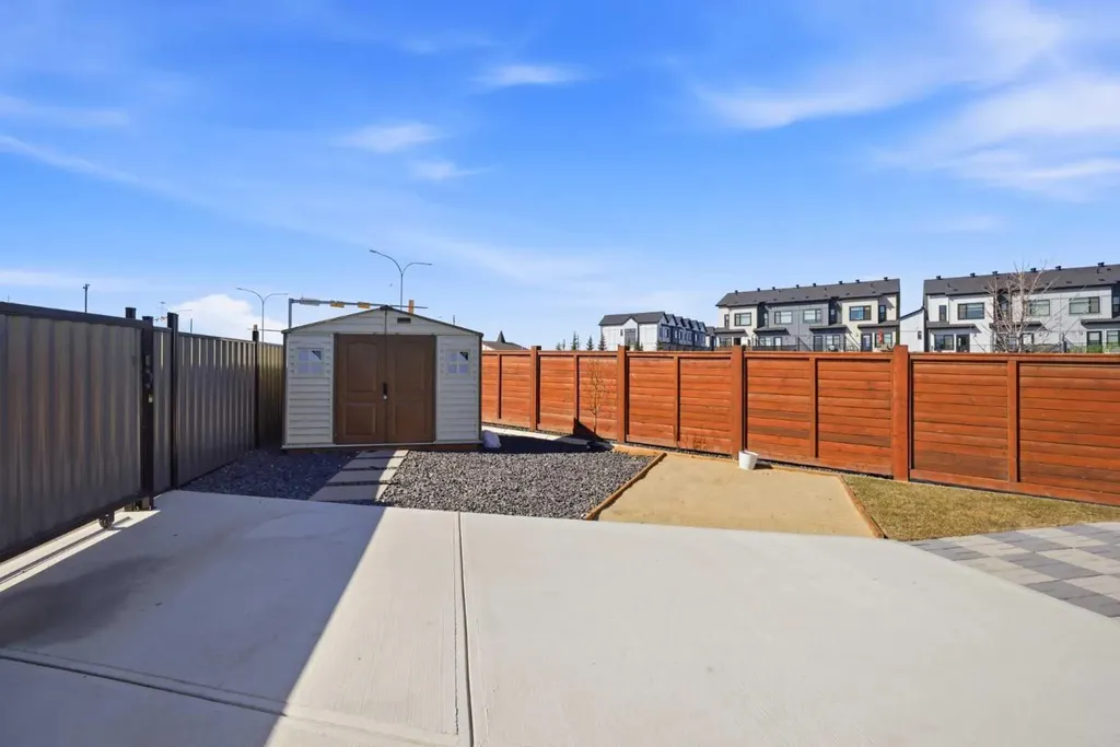 1153 Chinook Gate Bay SW Airdrie AB T4B5J1