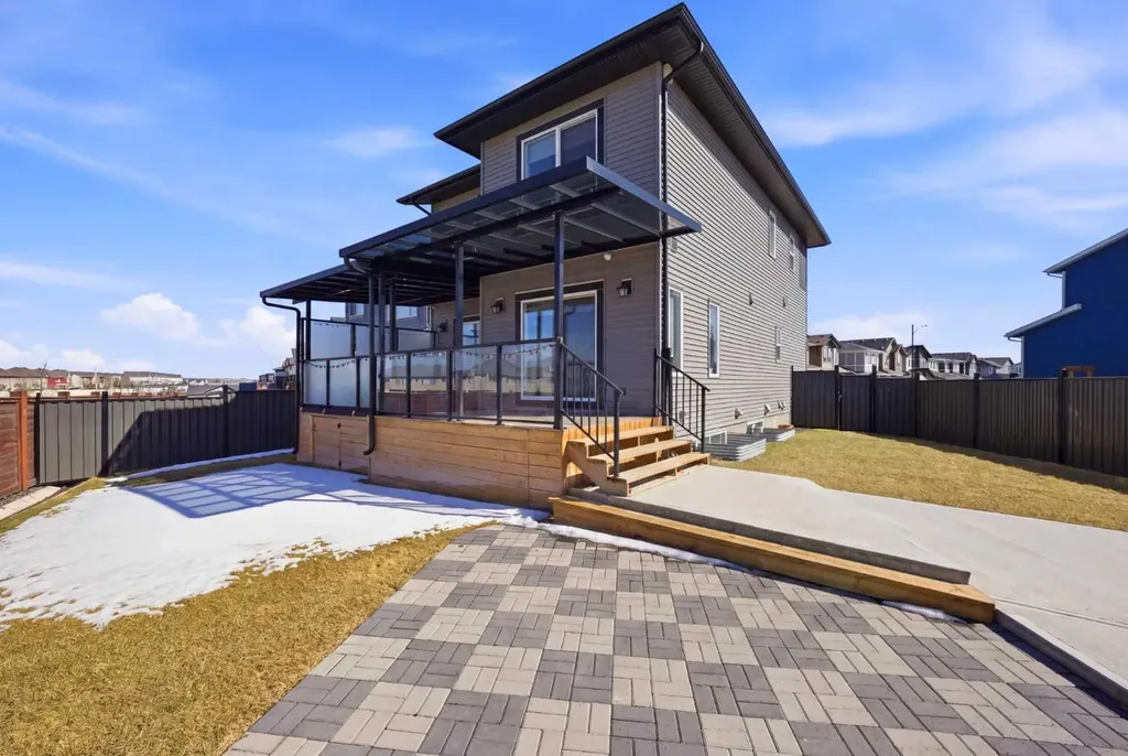 1153 Chinook Gate Bay SW Airdrie AB T4B5J1