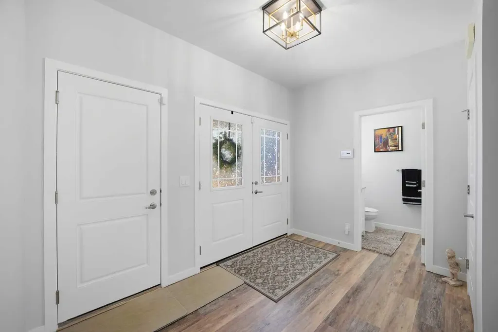 1153 Chinook Gate Bay SW Airdrie AB T4B5J1