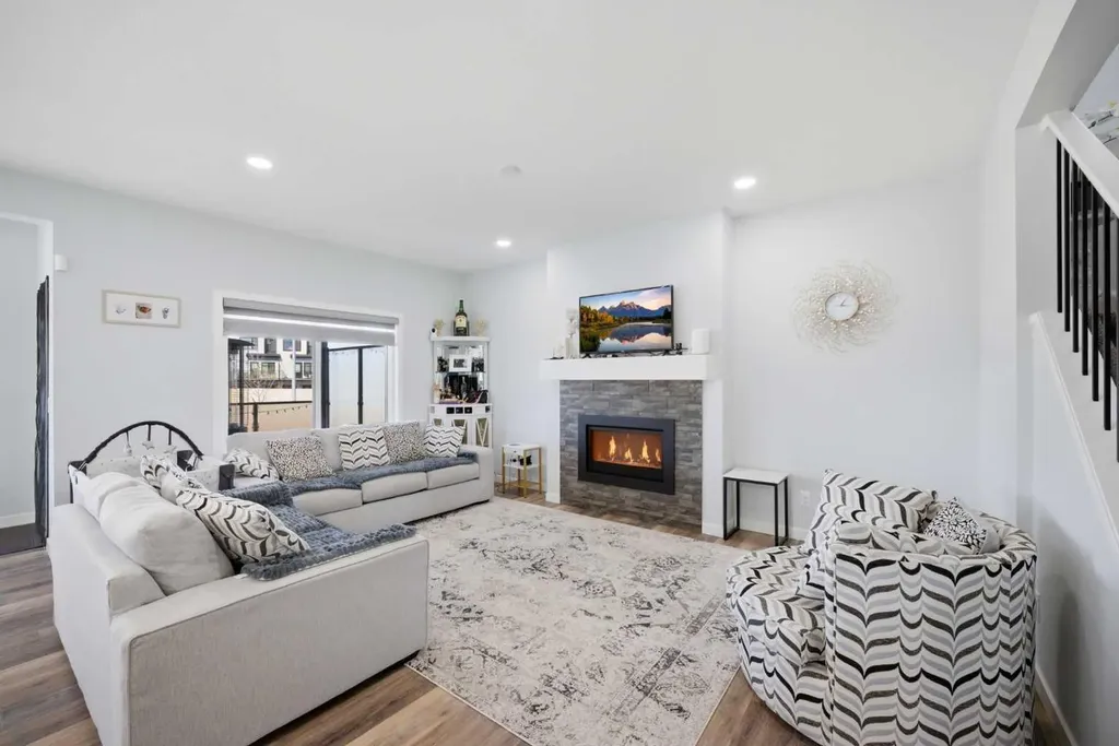 1153 Chinook Gate Bay SW Airdrie AB T4B5J1
