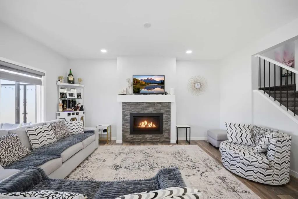 1153 Chinook Gate Bay SW Airdrie AB T4B5J1