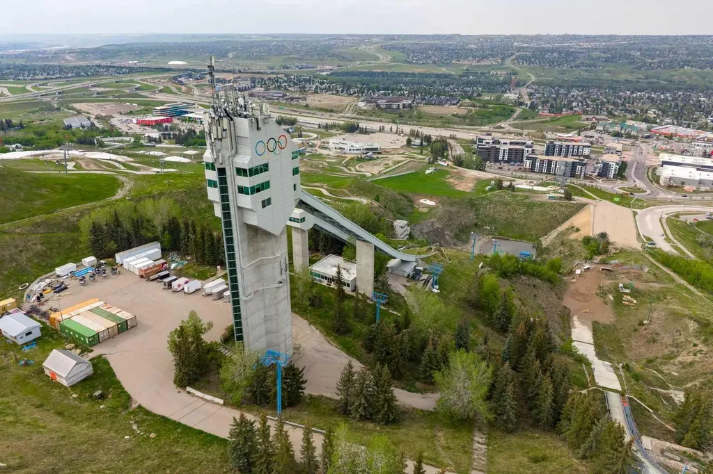 77 Cougar Ridge Cove SW Calgary AB T3H 0S5