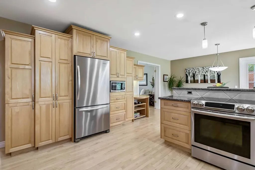 39 Canova Close SW Calgary AB T2W 3P7