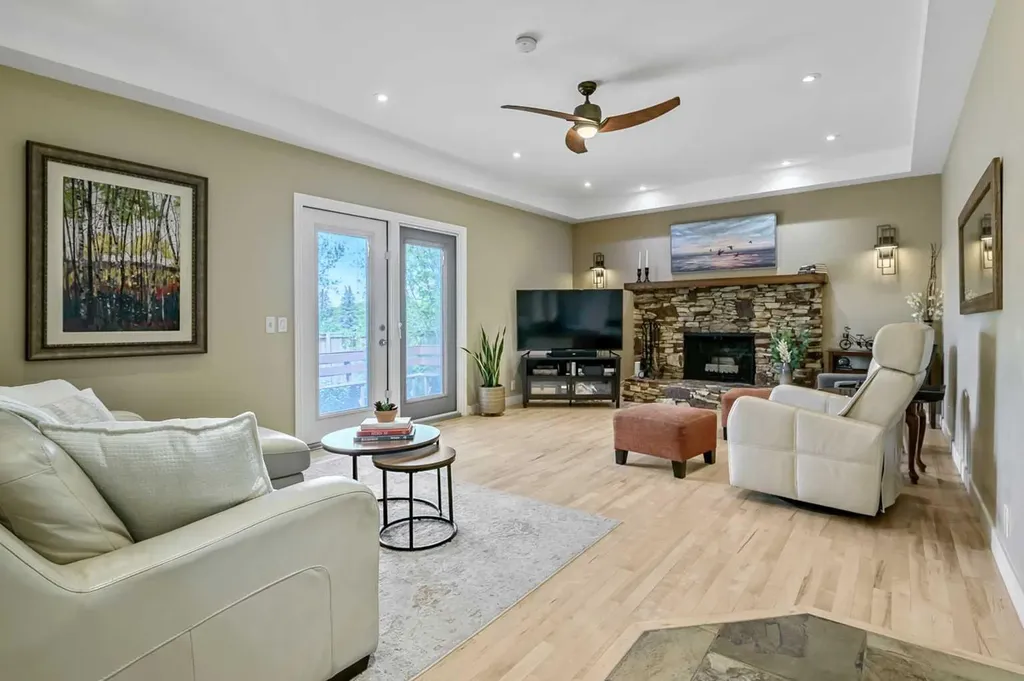 39 Canova Close SW Calgary AB T2W 3P7